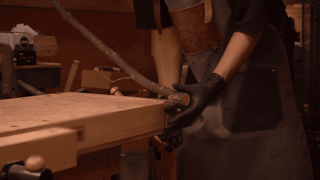 작업장에서 나무를 고정하는 목공예 장인