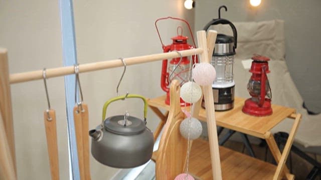 실내에 놓인 감자와 캠핑 장비