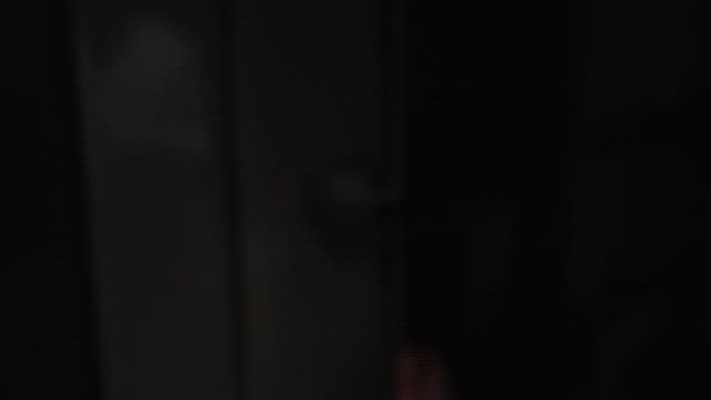 어두운 사무실 캐비닛을 닫고 열쇠로 잠그기