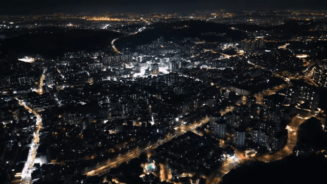 밤에 불빛이 비치는 활기찬 도시 풍경