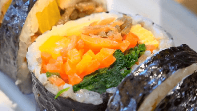 다양한 재료가 들어간 알록달록한 김밥
