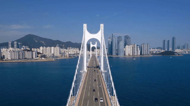 번화한 도시를 연결하는 긴 다리