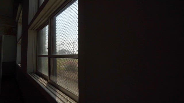 철조망이 둘러진 창문 틈으로 들어오는 햇빛