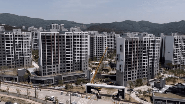 건설 중인 새 아파트 단지