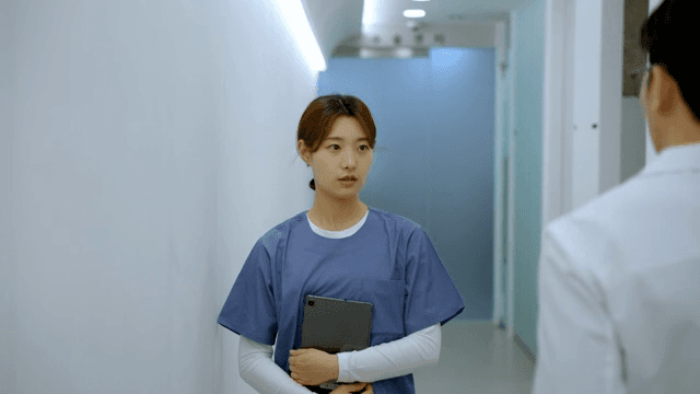 복도에서 인사하는 간호사와 의사