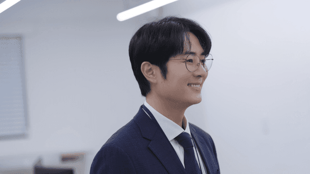 사무실에서 미소 짓는 직장인