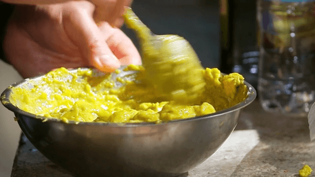 금속 그릇에서 과카몰리 섞기