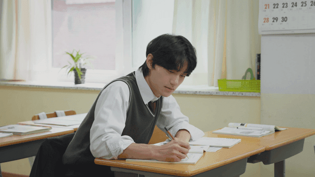 수업 중 열심히 필기하는 학생