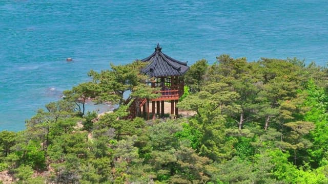 맑은 푸른 바다 옆 전통 정자