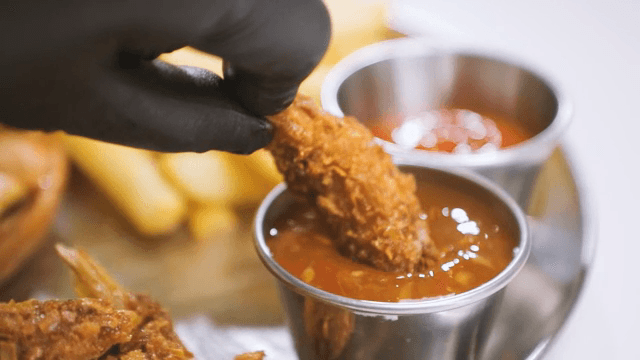 소스에 찍히는 바삭한 치킨