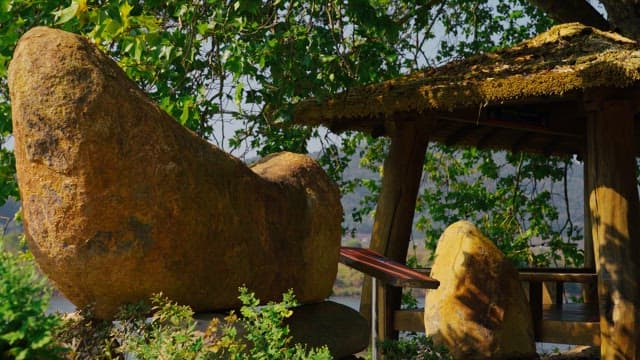 나무와 녹지로 둘러싸인 바위탑