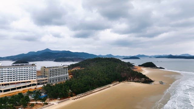 산과 해변이 있는 해안 풍경