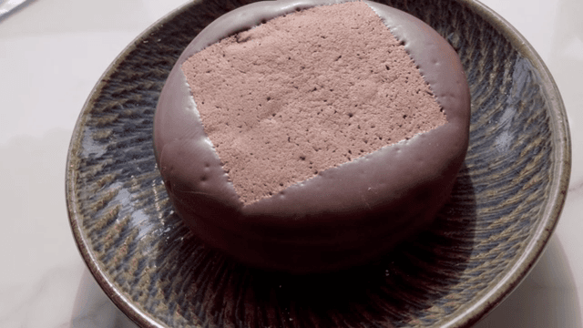 접시에 놓인 초콜릿 덮인 디저트