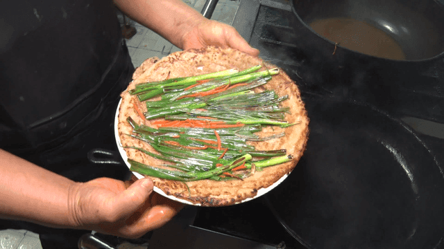 부엌에서 요리 중인 파전