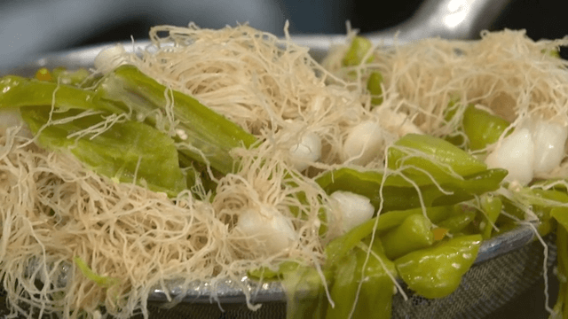 체에 담긴 대파뿌리와 청양고추