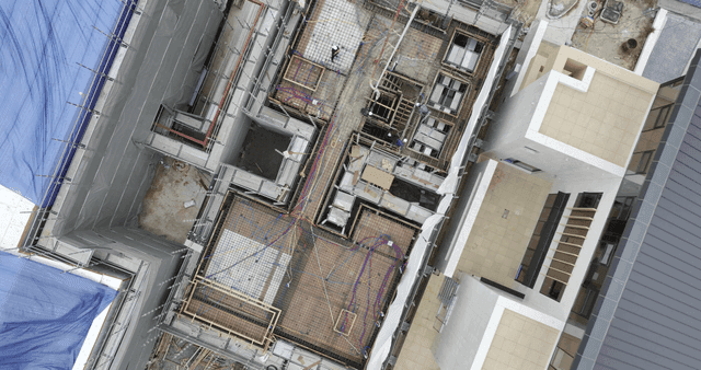 비계와 자재가 있는 건설 현장