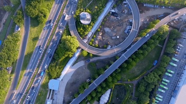 고속도로와 녹지의 항공 뷰