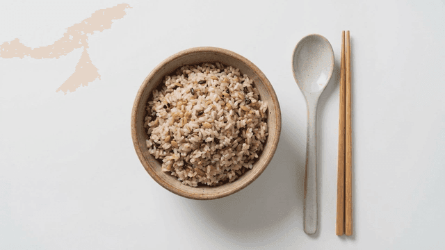 Mixed grain rice containing various grains and tableware