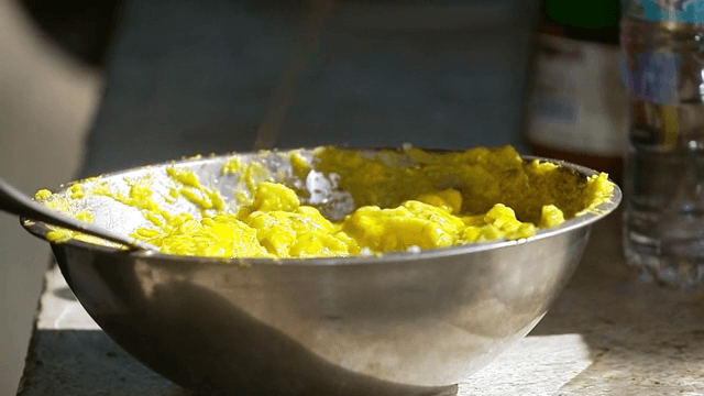 과카몰리에 올리브유 뿌리기