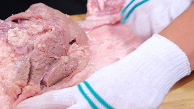 도마 위에서 고기 준비하기
