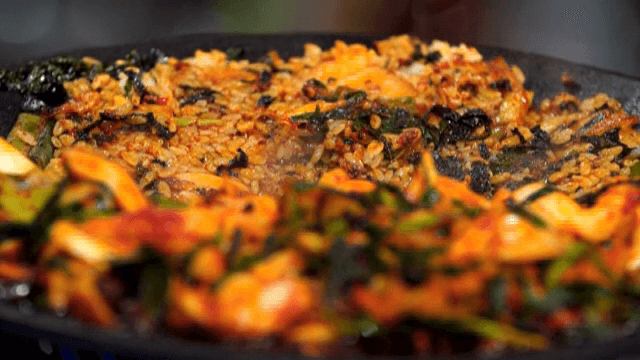 뜨거운 철판 위 볶음밥