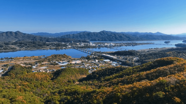 광활한 산의 경치