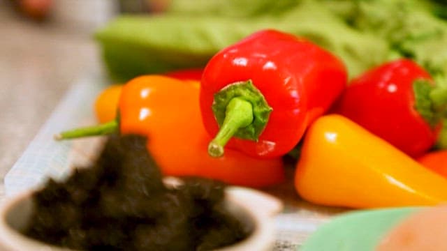 신선한 채소와 캐비어의 다채로운 구성