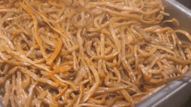 트레이에 담긴 김이 나는 한국식 고구마순 무침