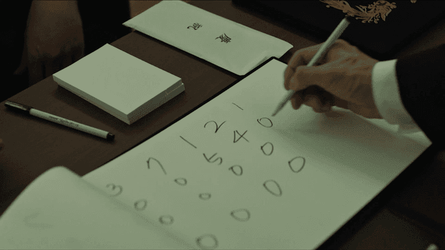 장례식 방명록에 부의금을 정리하는 사람