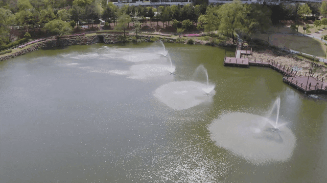 호수에 분수가 있는 공원