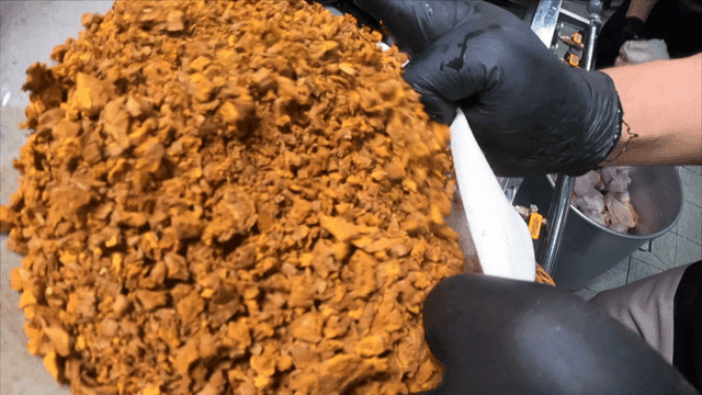 면포에 부어지는 상황버섯 분말