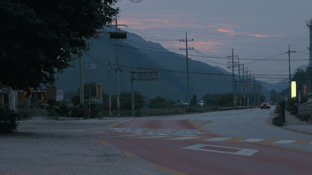 산이 보이는 황혼의 조용한 시골 도로