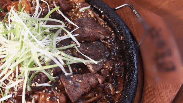 야채와 함께 지글거리는 소고기 돌판 짜장면