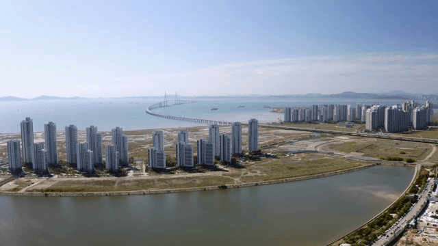 다리와 바다가 있는 현대적인 도시 풍경