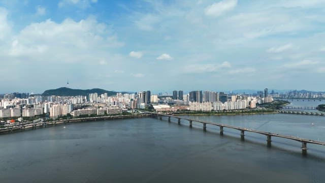 고요한 강이 흐르는 광활한 도시 풍경