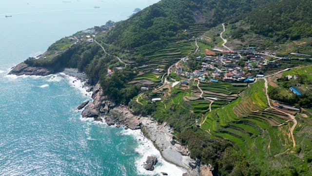 Darangi Village, a Bright Seaside Cliff Village