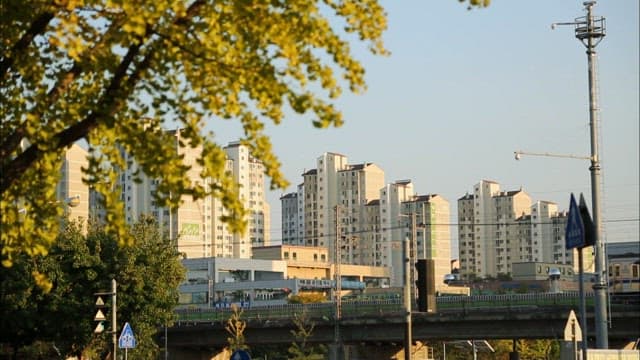 아파트 근처 지상으로 지나가는 지하철