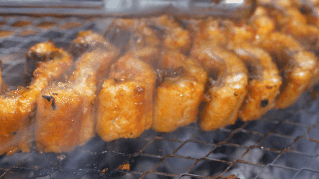 매운 양념 장어 구이를 한 번에 뒤집는 집게