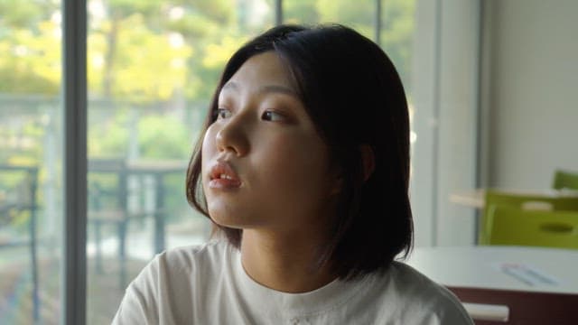 카페에서 음료를 마시며 휴식을 취하는 여성