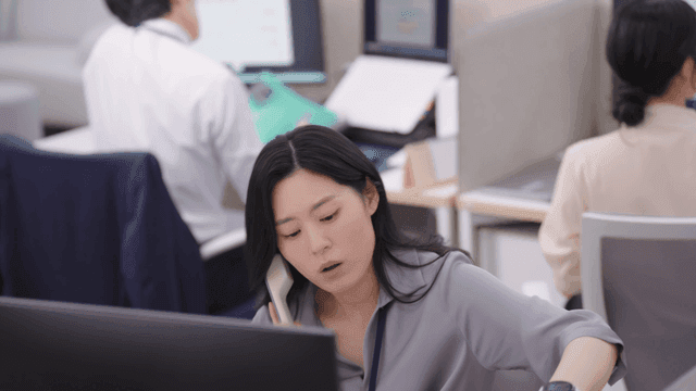 전화 통화에 집중하는 사무직 직원