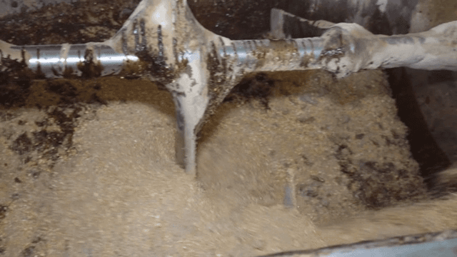 혼합 기계가 곡물 혼합물을 처리하는 모습