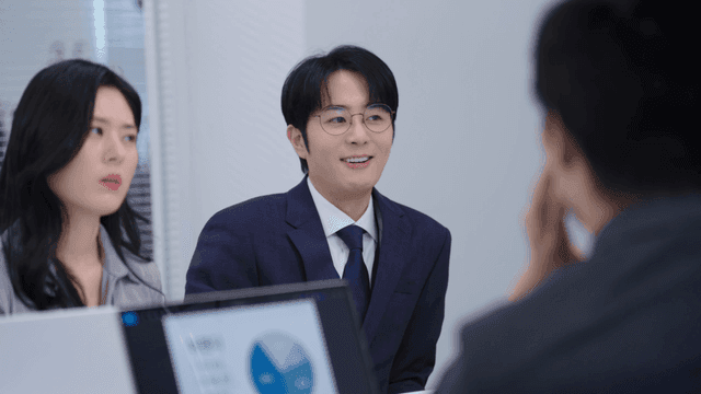 집중적인 논의가 있는 비즈니스 회의