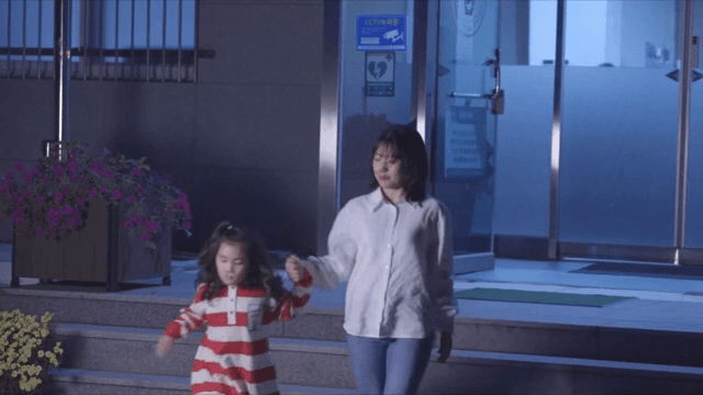 여성과 아이가 계단을 내려가는 모습