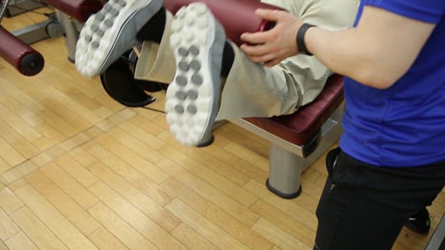 렉컬머신을 사용하여 하체 운동을 하는 사람