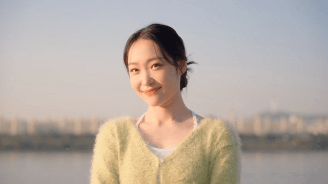 강가에서 미소 짓는 여성