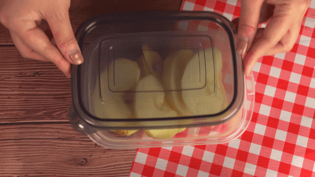 플라스틱 용기에 담긴 사과 슬라이스