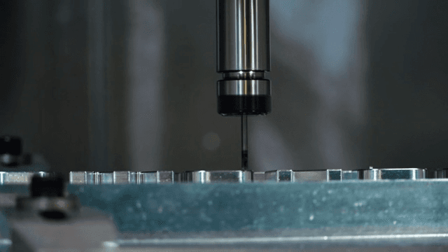 금속 표면 위에서 움직이는 기계