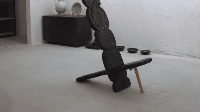 갤러리에 있는 예술적인 나무 조각