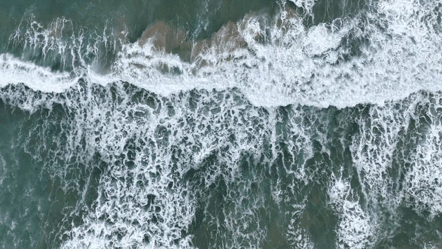 바위 해안에 부딪히는 파도