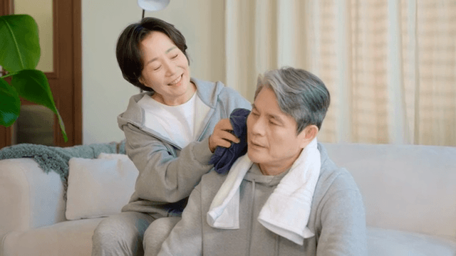 실내 소파에서 휴식을 취하는 부부